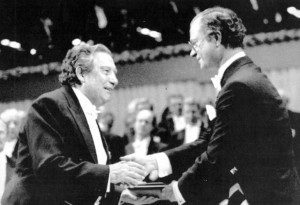 Octavio Paz recibiendo Premio Nobel en 1990