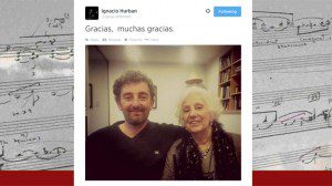 Foto publicada por Ignacio Hurban en su cuenta de twitter (Guido y su abuela Estela de Carlotto)