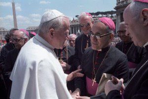 Monseñor Romero con el Papa Juan Pablo II