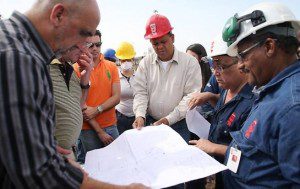 En una inspección junto a representantes de Derwick, el entonces ministro Rodolfo Sanz prometió, en 2010, 400 MW de energía eléctrica para el complejo siderúrgico Sidor. Foto:Prensa Sidor.