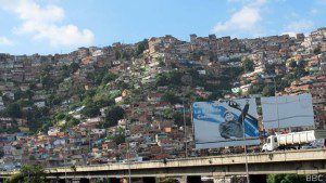 En las zonas de paz urbanas, con El Guarataro en Caracas (foto), los delincuentes controlan el área más alta del cerro.