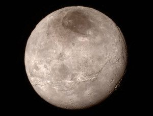 Fotografía del martes 14 de julio de 2015 capturada por el explorador espacial New Horizons y porporcionada por la NASA el miércoles muestra a Caronte, la luna más grande de Plutón. (NASA/JHUAPL/SwRI vía AP)