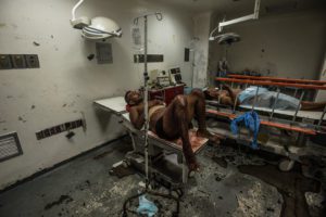 José Villarroel, herido por una puñalada, esperó durante horas en un quirófano en la sala de emergencias en el Hospital Luis Razetti, en Barcelona, Venezuela. Credit Meridith Kohut para The New York Times