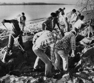 Agentes del FBI buscan pruebas del paradero de D.B. Cooper en el río Columbia (1980). R. BLACKBURN AP