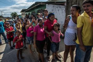Un centenar de personas hacía fila durante cinco horas, en junio, para comprar una ración de pan en una pequeña panadería de Cumaná. En muchos lugares de Venezuela un pan puede costar hasta 50 centavos de dólar. Credit Meridith Kohut para The New York Times