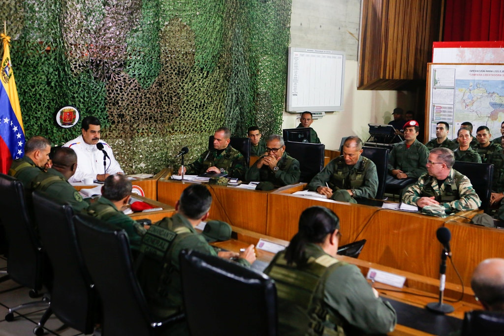 El gobierno de Nicolás Maduro reprime a su ejército para mantenerse en el poder - Anatoly Kurmanaev y Isayen Herrera