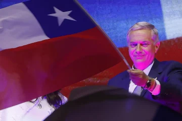 El presidente electo de Chile, el candidato de la derecha José Antonio Kast, agita una bandera de Chile. EFE