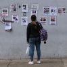 Una persona revisa carteles de personas desaparecidas este 29 de junio de 2026, en el exterior del hospital Domingo Luciani en Caracas (Venezuela). EFE/ Raúl Martínez