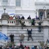 Partidarios del entonces presidente Donald Trump suben por el muro oeste del Capitolio de Estados Unidos, en Washington, el 6 de enero de 2021. (AP Foto/Jose Luis Magana, archivo) (Jose Luis Magana / Associated Press)