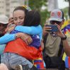 Machado abraza a una niña durante su caravana en Maturín. 20 de julio.
Foto: Adriana Núñez
